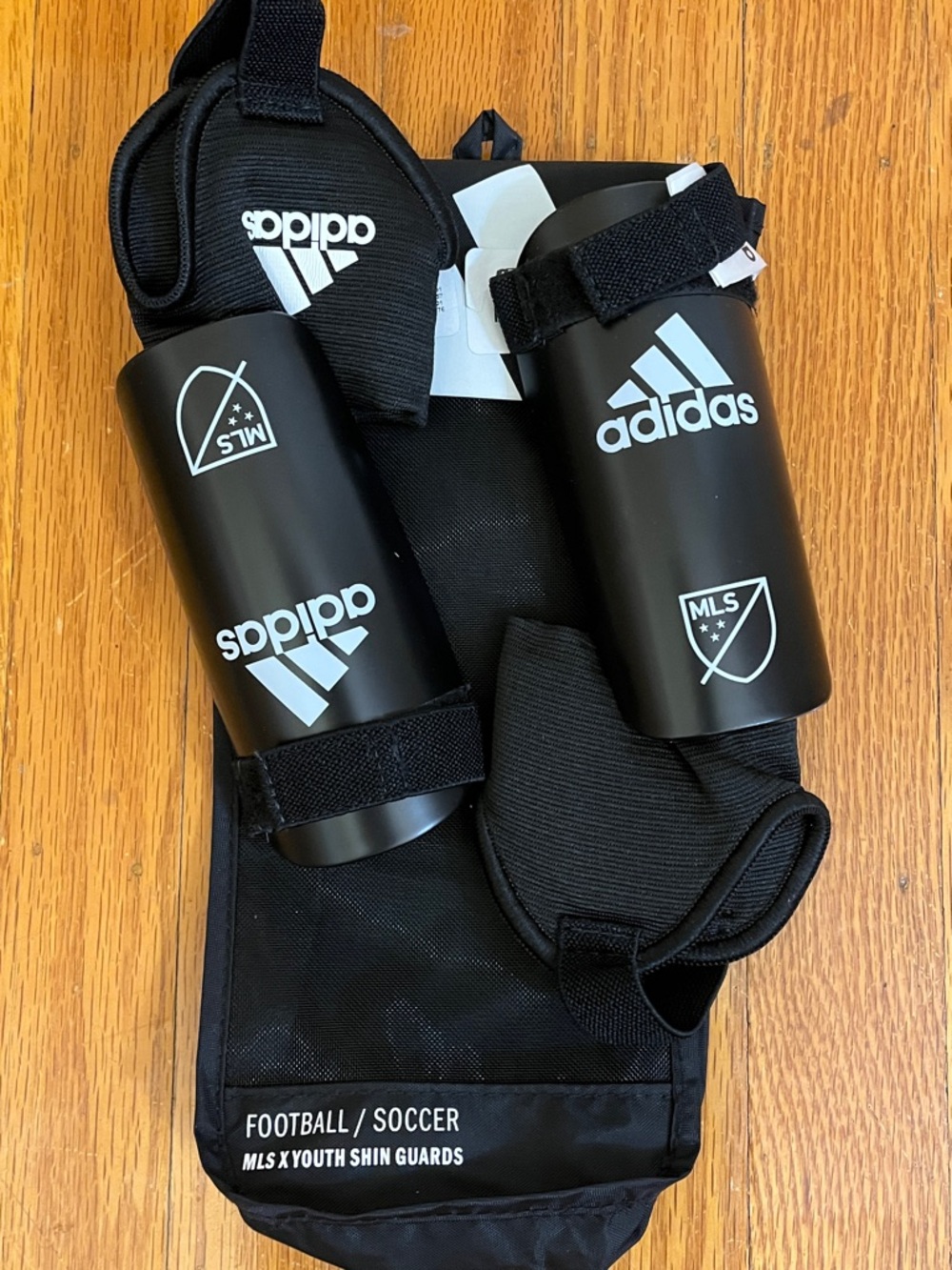 Adidas football / soccer youth shin guards size small new